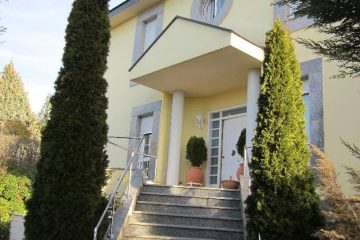 Exterior de chalet a la venta en urbanización Las Lomas en León - A la venta por IGD Royal Home Inmobiliaria en León